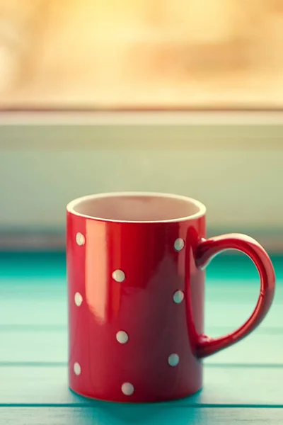 Taza roja en guisantes blancos —  Fotos de Stock