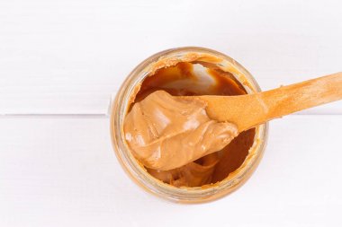 kaşıklı fıstık ezmesi.