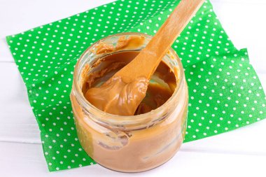 kaşıklı fıstık ezmesi.