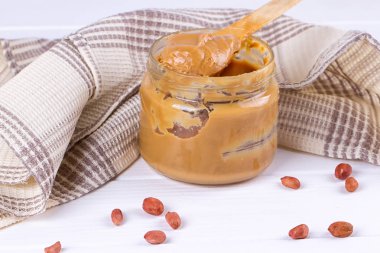 kaşıklı fıstık ezmesi.
