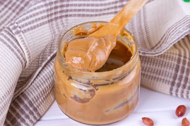 kaşıklı fıstık ezmesi.