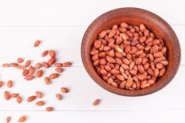 Kahverengi bir tabak fıstık