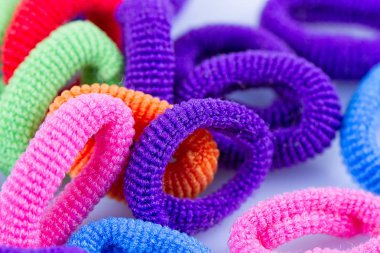 çok renkli kauçuk şeritler gruplandırılmış saç