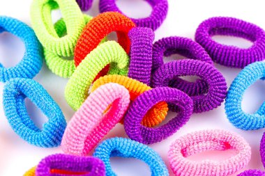 çok renkli kauçuk şeritler gruplandırılmış saç