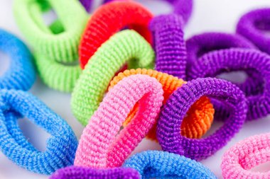 çok renkli kauçuk şeritler gruplandırılmış saç