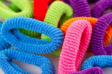 çok renkli kauçuk şeritler gruplandırılmış saç