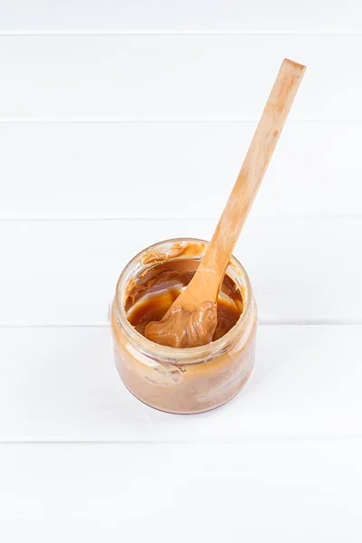 Erdnussbutter mit Löffel — Stockfoto