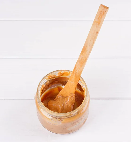 Erdnussbutter mit Löffel — Stockfoto