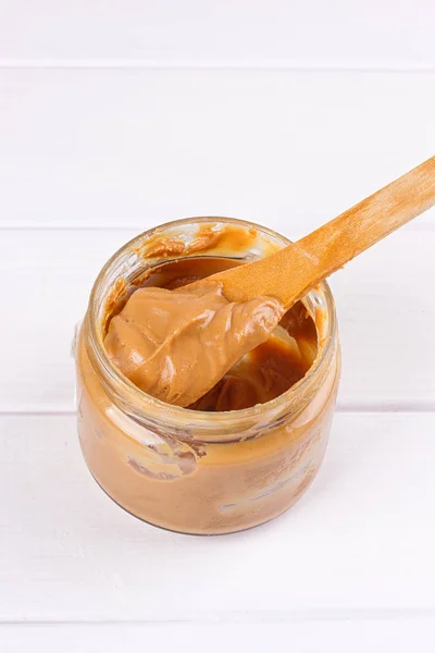 Erdnussbutter mit Löffel — Stockfoto