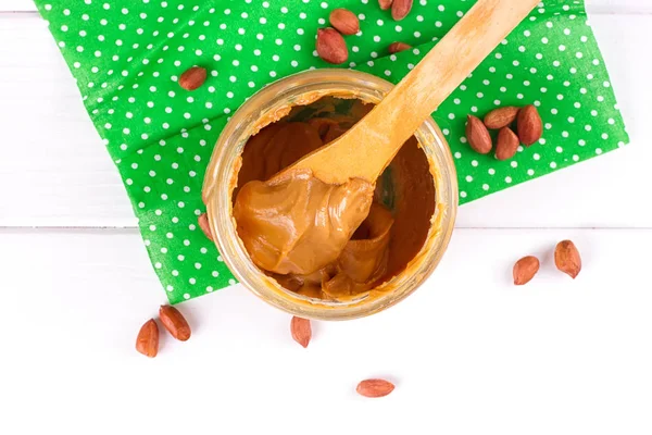 Erdnussbutter mit Löffel — Stockfoto