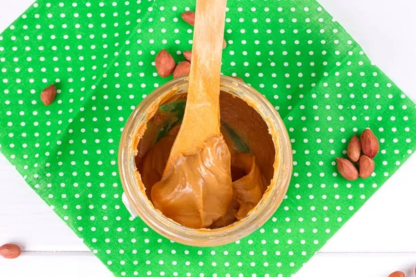 Erdnussbutter mit Löffel — Stockfoto