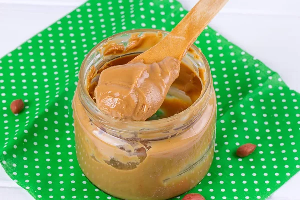 kaşıklı fıstık ezmesi.