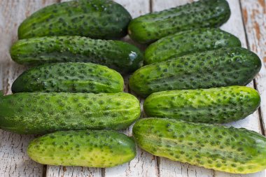 Beyaz arkaplanda salatalıklar