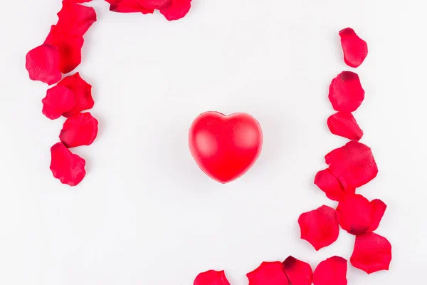 Coração e quadro de pétalas de rosa artificiais — Fotografia de Stock