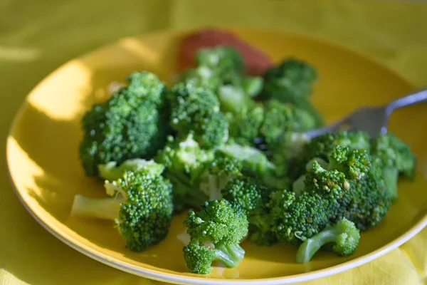 Brokoli segar dipotong di piring kuning — Stok Foto