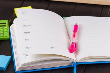 yazı tahtası üzerinde kitap açın