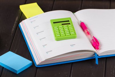 yazı tahtası üzerinde kitap açın