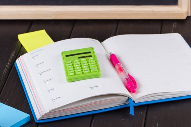 yazı tahtası üzerinde kitap açın