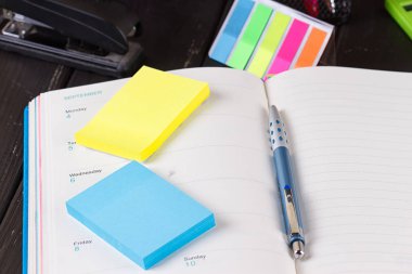 yazı tahtası üzerinde kitap açın