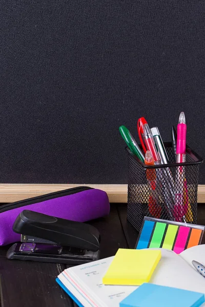 Eski ahşap masa üzerinde çeşitli ileti örneği ile kalem durum