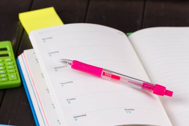 yazı tahtası üzerinde kitap açın