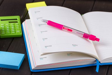 yazı tahtası üzerinde kitap açın