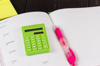 yazı tahtası üzerinde kitap açın