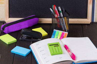 yazı tahtası üzerinde kitap açın