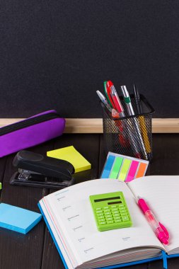 yazı tahtası üzerinde kitap açın