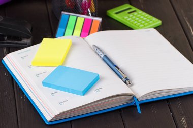 yazı tahtası üzerinde kitap açın