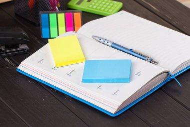 yazı tahtası üzerinde kitap açın