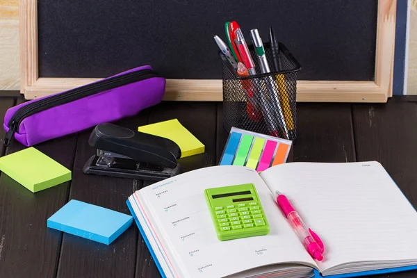 yazı tahtası üzerinde kitap açın