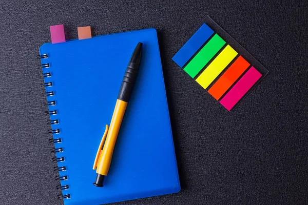 Bloc de notas azul con pegatinas multicolores y pluma — Foto de Stock