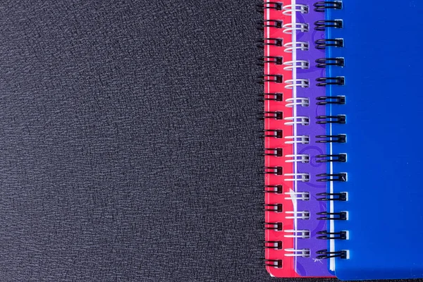 Διάφορα πολύχρωμα σημειωματάρια σε μια σπείρα — Φωτογραφία Αρχείου