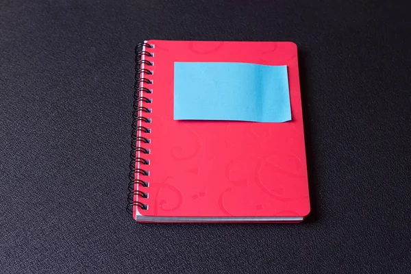 红记事本上的螺旋形，不干胶标签 — 图库照片