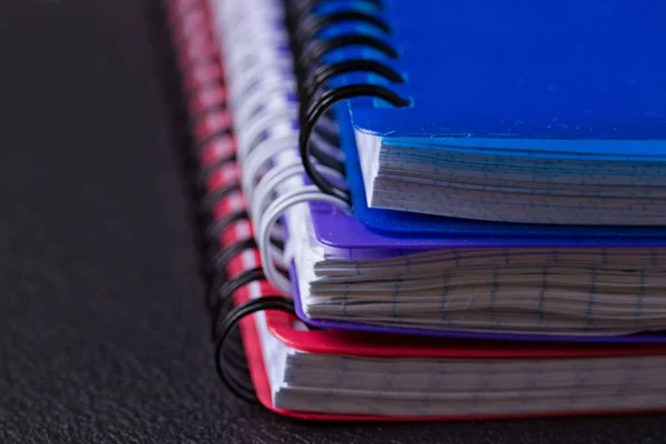 Vários cadernos multicoloridos em espiral — Fotografia de Stock
