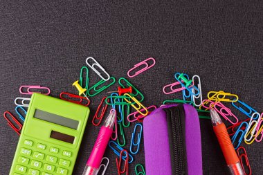 Kare siyah arka plan üzerine örneği