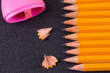 Basit kalemler ve pembe bir kalemtıraş