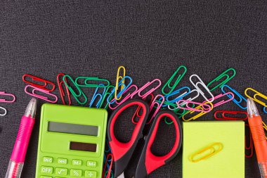 Okul malzemeleri tahtada.