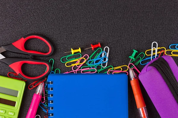 Schoolbenodigdheden op schoolbord — Stockfoto