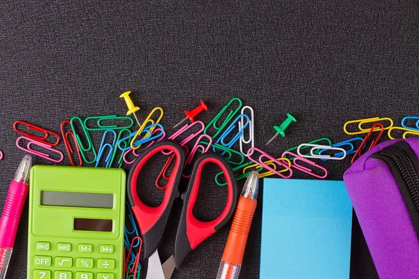 Schoolbenodigdheden op schoolbord — Stockfoto