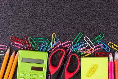 Okul malzemeleri tahtada.