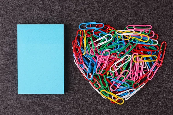 심장 모양에서 배열 된 색깔 종이 클립의 다양 한 — 스톡 사진
