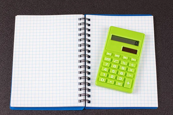 Cuaderno de notas en blanco y calculadora — Foto de Stock