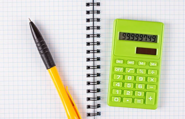 Miniräknare och blyerts på trä bakgrund — Stockfoto