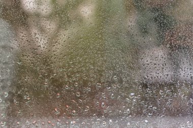 Pencereye yağmur damlaları düşer