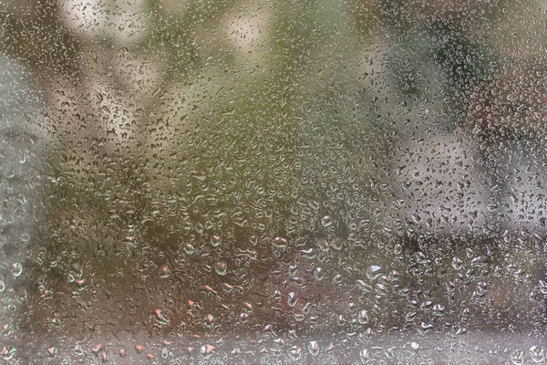 Pencereye yağmur damlaları düşer