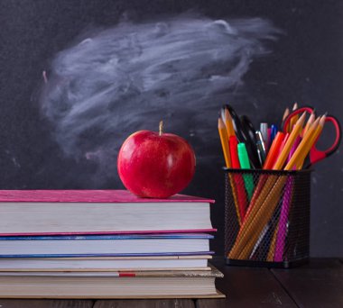 Masa üzerinde apple ile okul kitapları