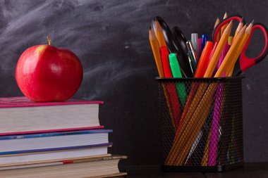 Masa üzerinde apple ile okul kitapları