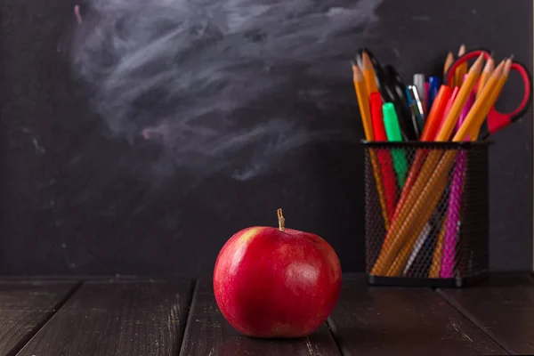 Masa üzerinde apple ile okul kitapları — Stok fotoğraf